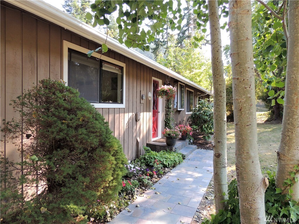Property Photo: 524 Klamath Dr WA 98257