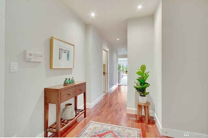 Property Photo: 1230 5th Ave N 101 WA 98109