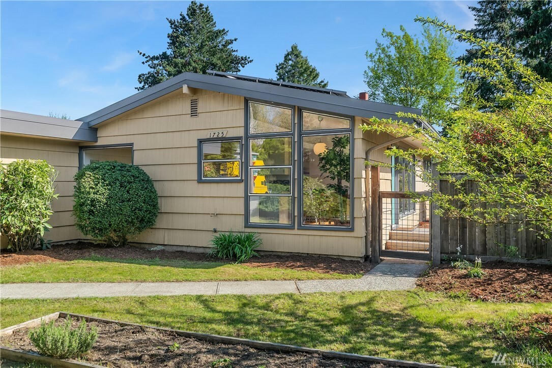 Property Photo:  1725 NE 137th St  WA 98125 