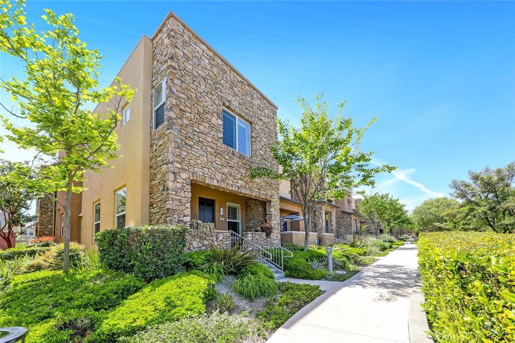 Property Photo:  40 Colonial Way  CA 92656 