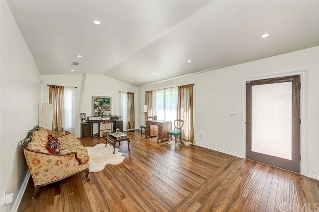 Property Photo:  658 S Sycamore Avenue  CA 90036 