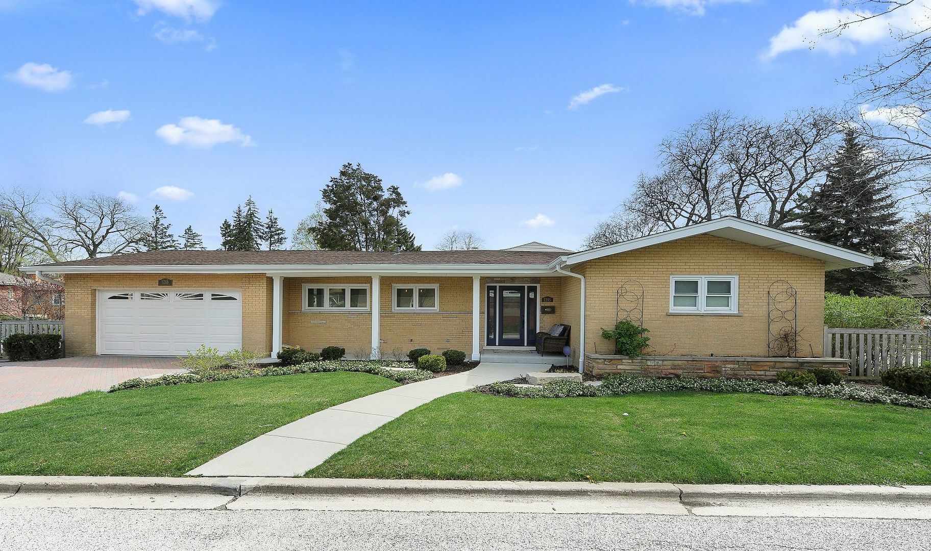 Property Photo:  1215 South Washington Avenue  IL 60068 