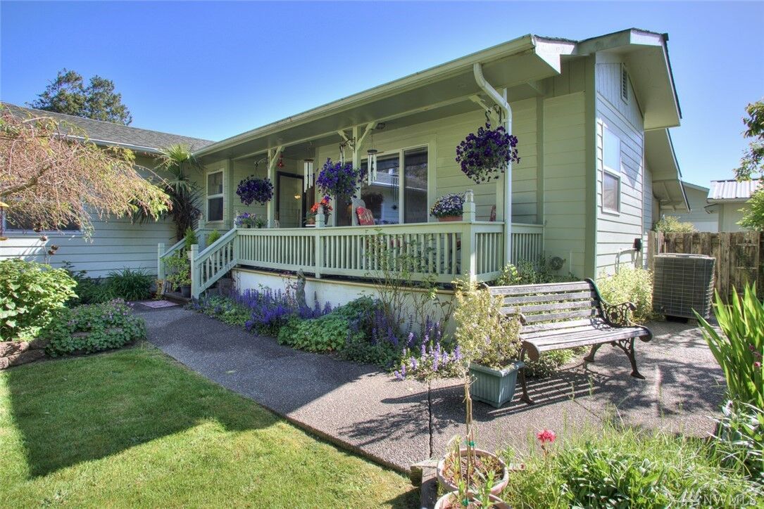 Property Photo:  422 S Forrest St  WA 98595 