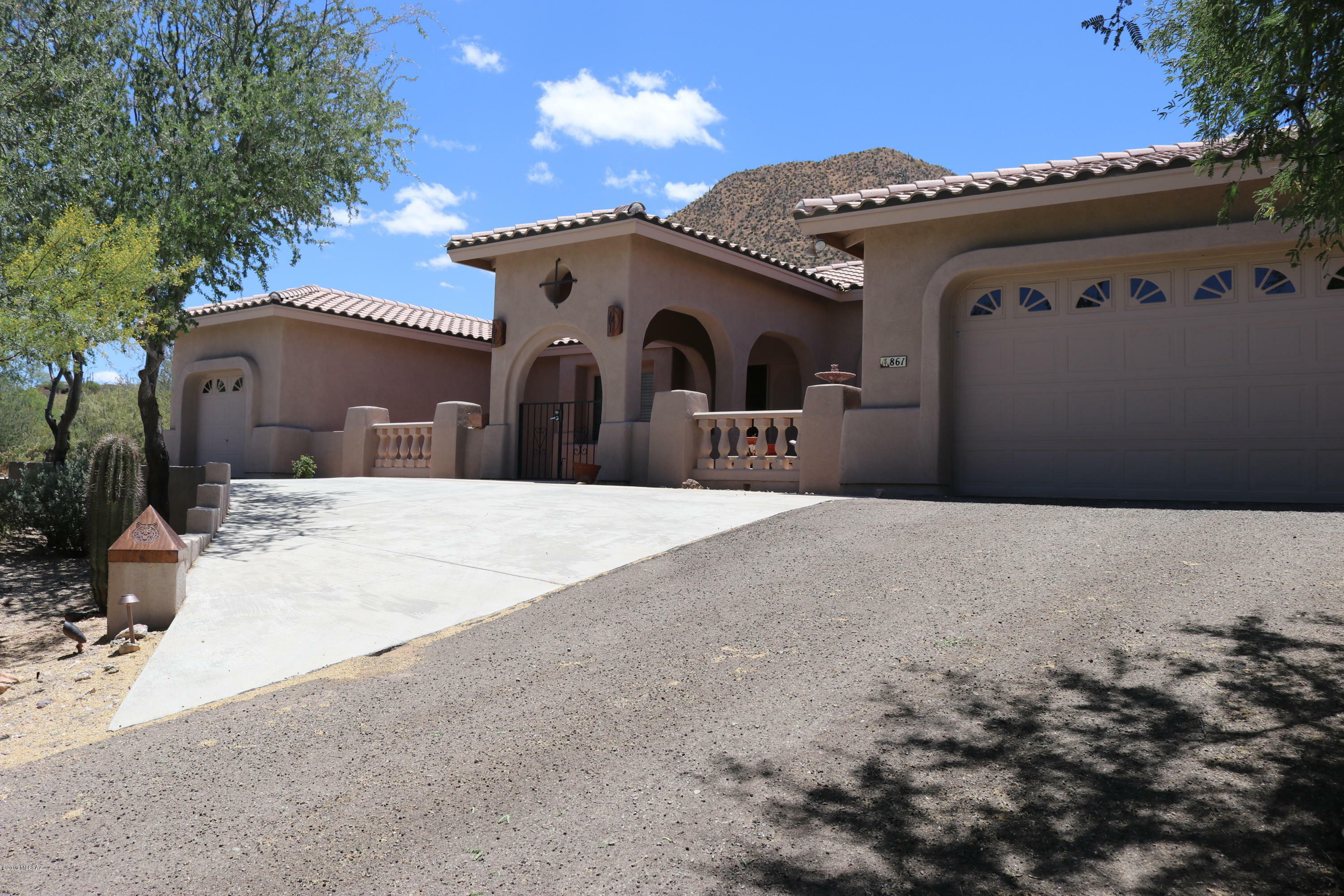 Property Photo:  861 N Circulo Zagala  AZ 85745 