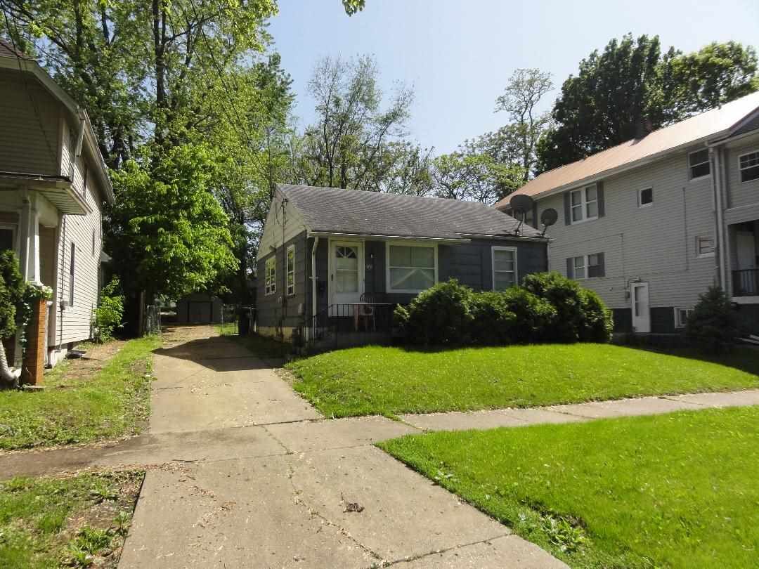 Property Photo:  402 E Thrush  IL 61603 