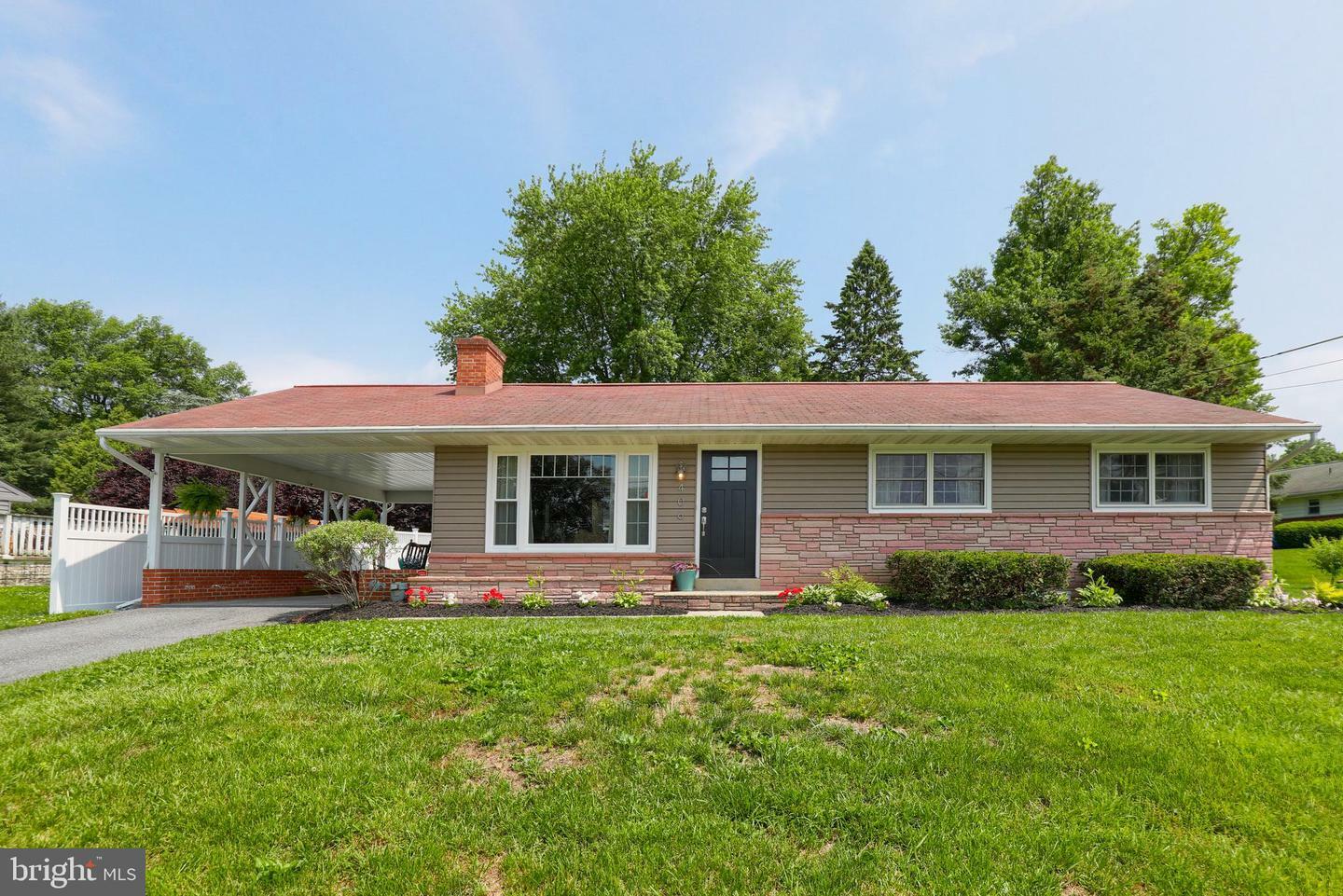 Property Photo:  406 Capri Road  PA 17603 