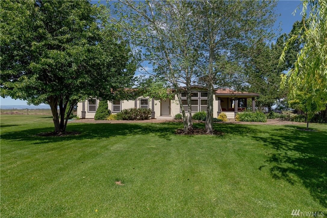 Property Photo: 3086 Road K NW WA 98848