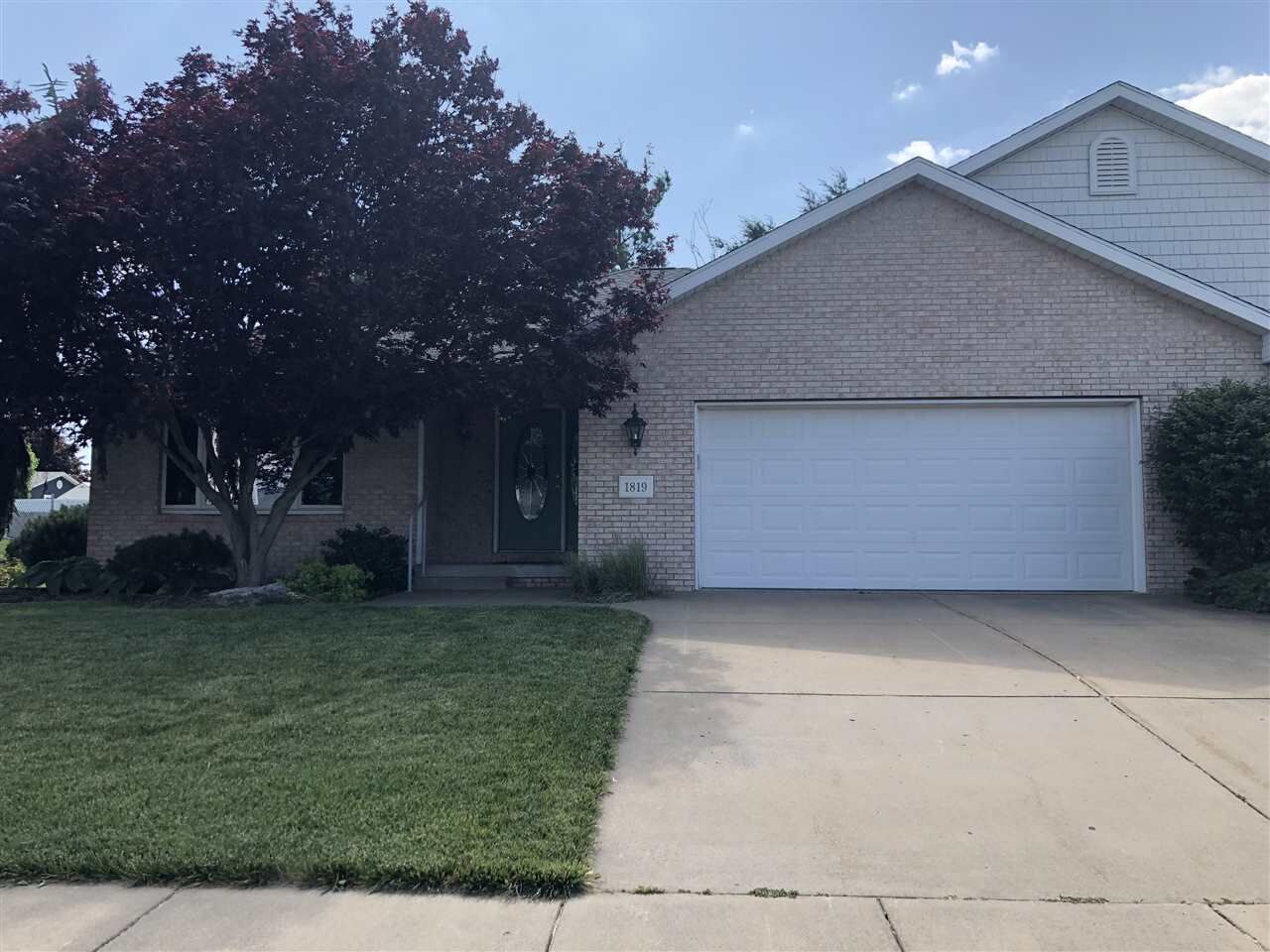 Property Photo: 1819 Robin Avenue IL 61550