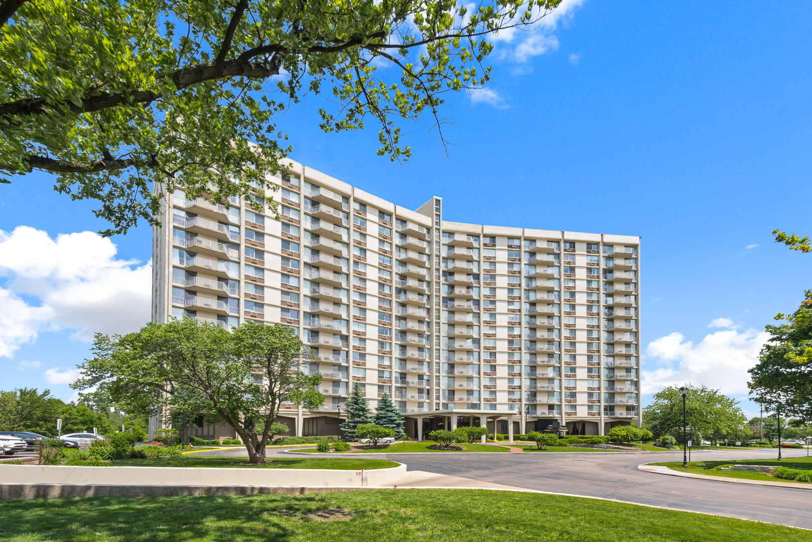 Property Photo: 40 North Tower Road 2E IL 60523