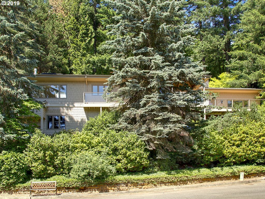 Property Photo:  3320 SW 44th Ave  OR 97221 