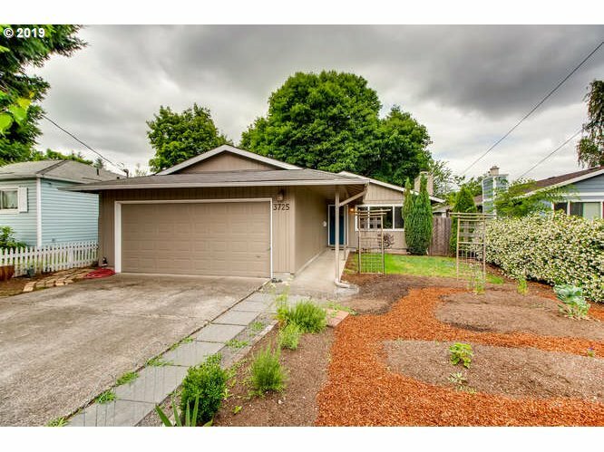 Property Photo:  3725 SE 71st Ave  OR 97206 