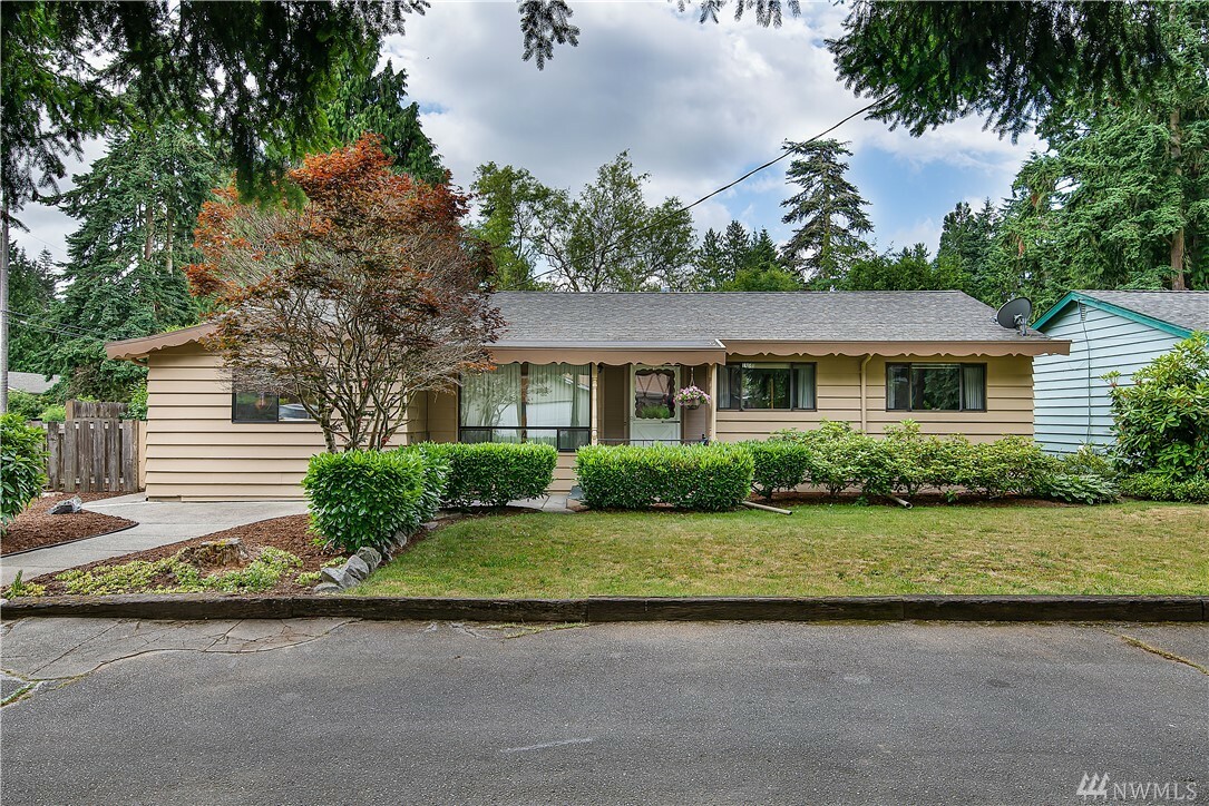 Property Photo:  925 NE 178th Place  WA 98155 