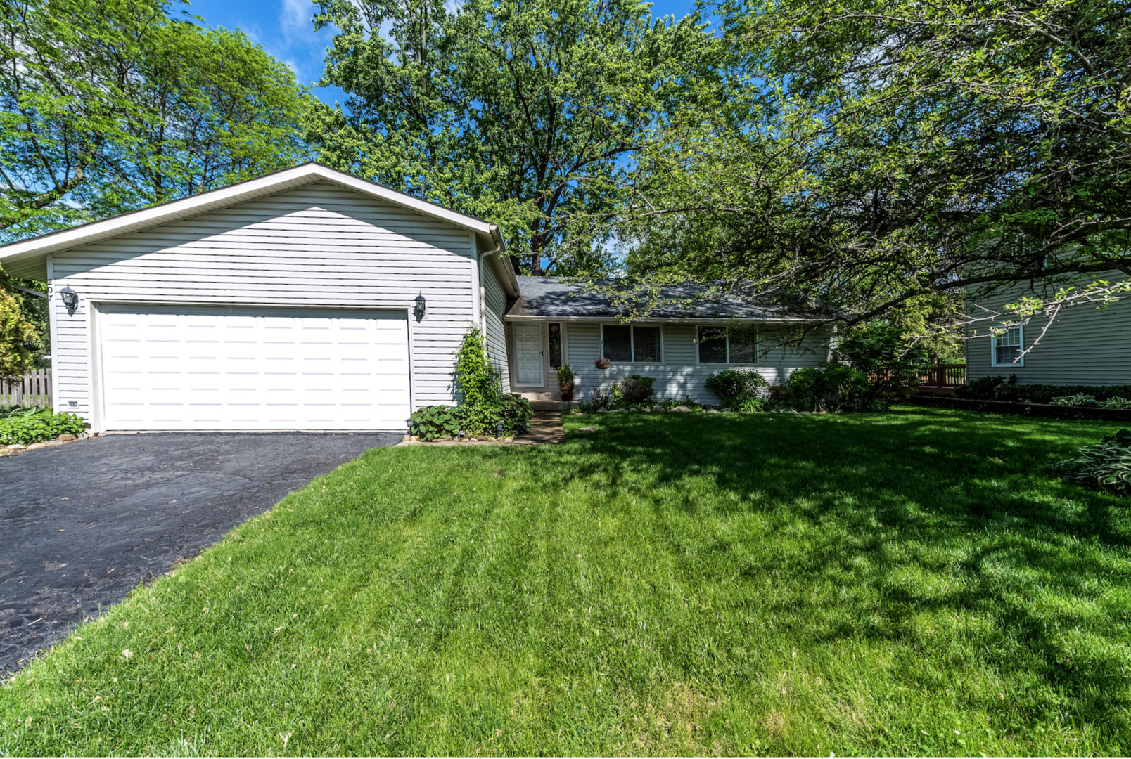 Property Photo:  207 Thornhill Court  IL 60565 