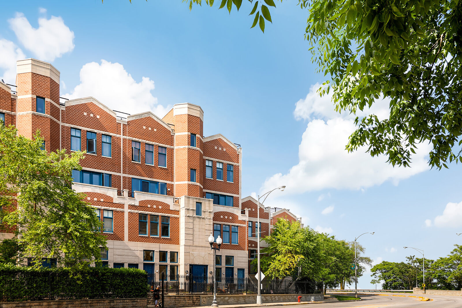 Property Photo:  7768 N Sheridan Road 1  IL 60626 