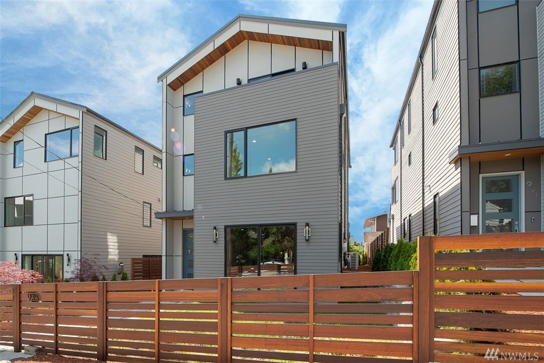 Property Photo:  935 N 72nd St  WA 98103 