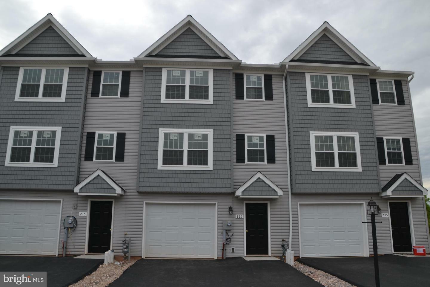 Property Photo:  115 Kentwell Drive  PA 17406 
