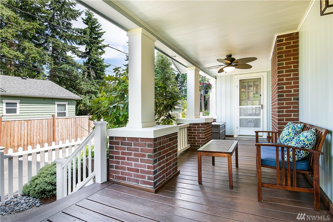 Property Photo:  723 N 190th St  WA 98133 