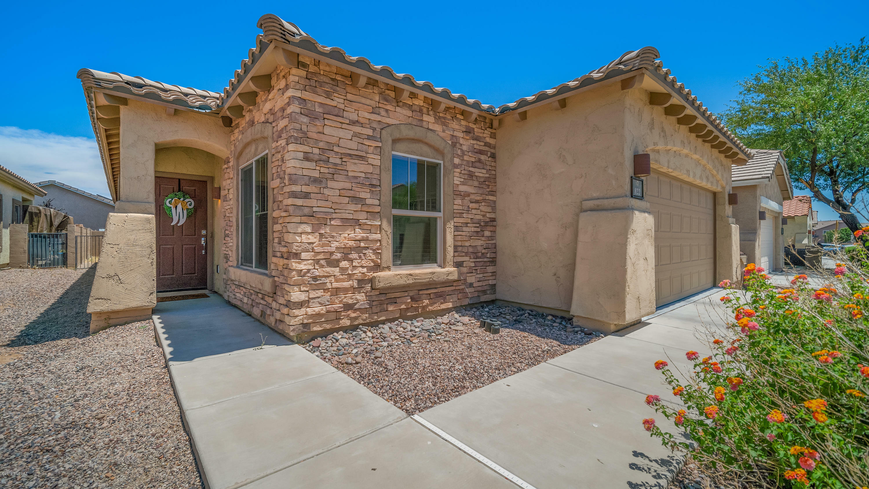 Property Photo:  822 W Via De Gala  AZ 85629 