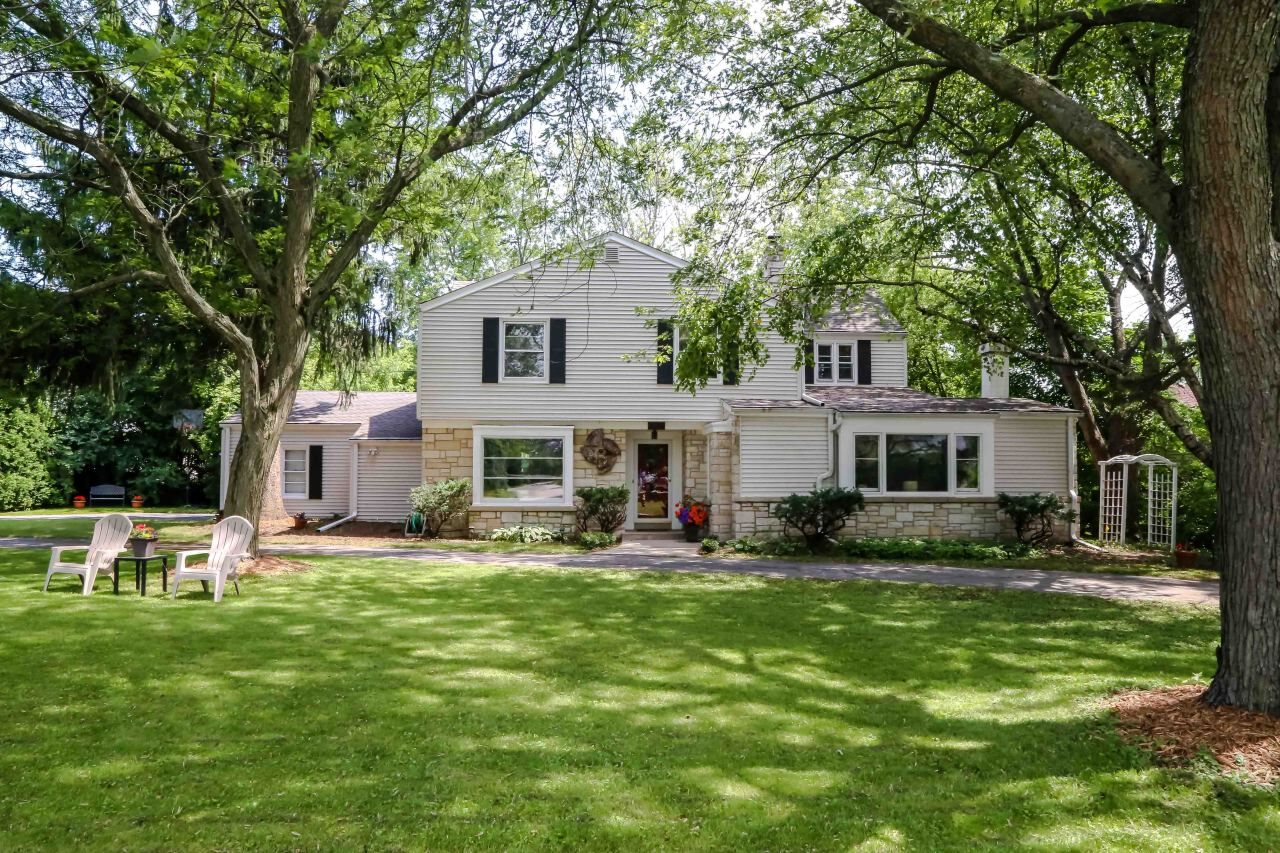 Property Photo: 101 E Clovernook Ln WI 53217
