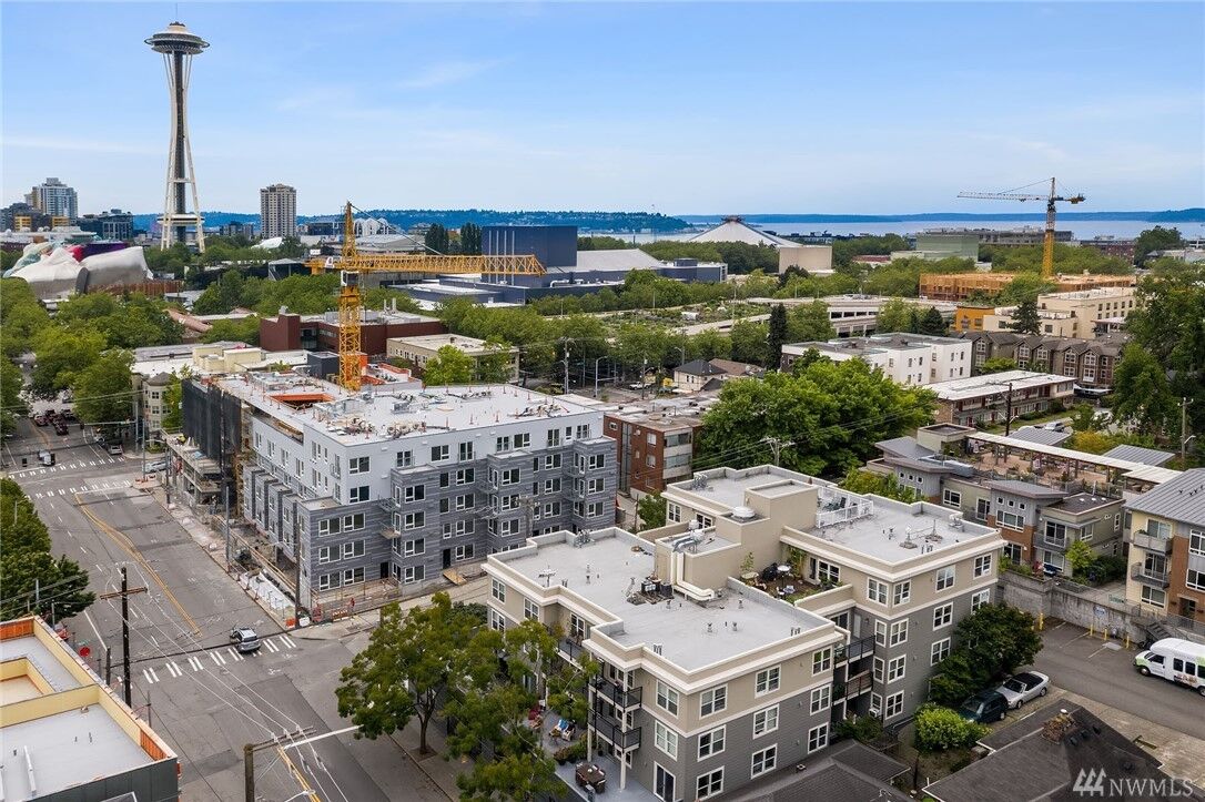 Property Photo:  420 Valley St 202  WA 98109 