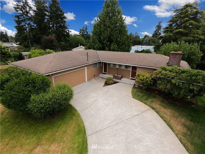 Property Photo:  818 Poplar Way  WA 98020 