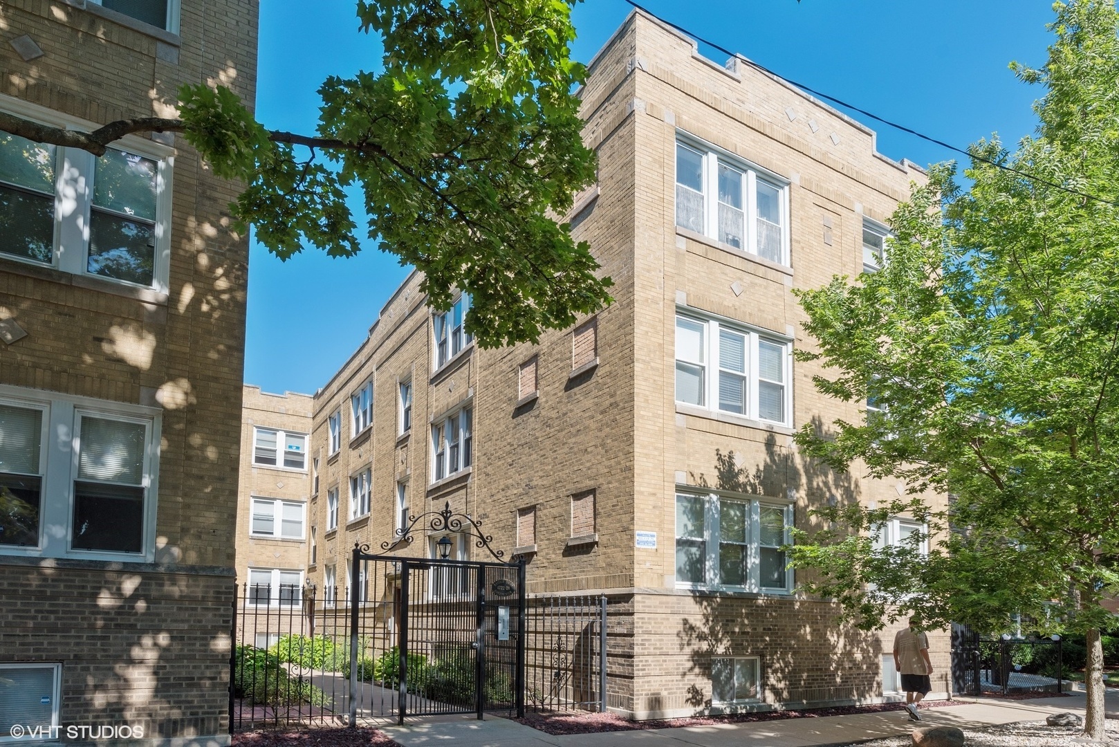Property Photo: 4728 North Kenneth Avenue 1E IL 60630