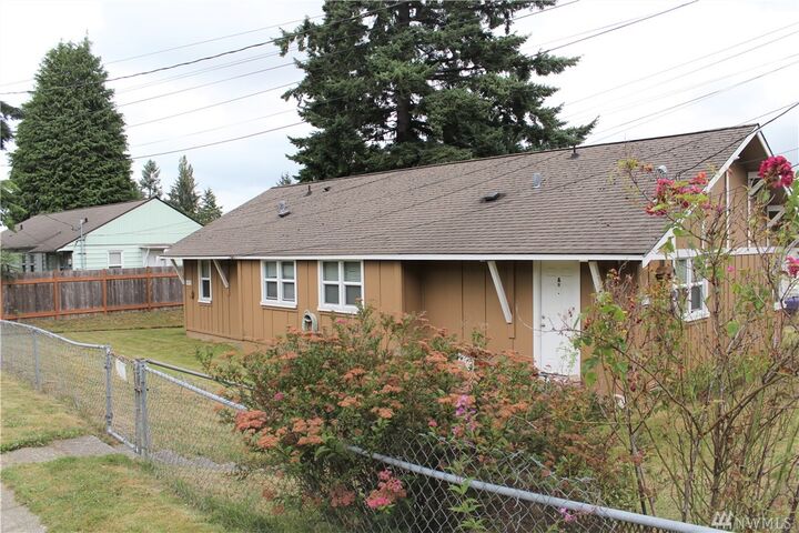 Property Photo:  1009 52nd St SE  WA 98203 