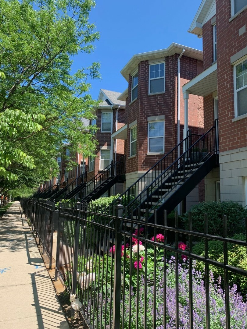 Property Photo: 651 West Elm Street B IL 60610
