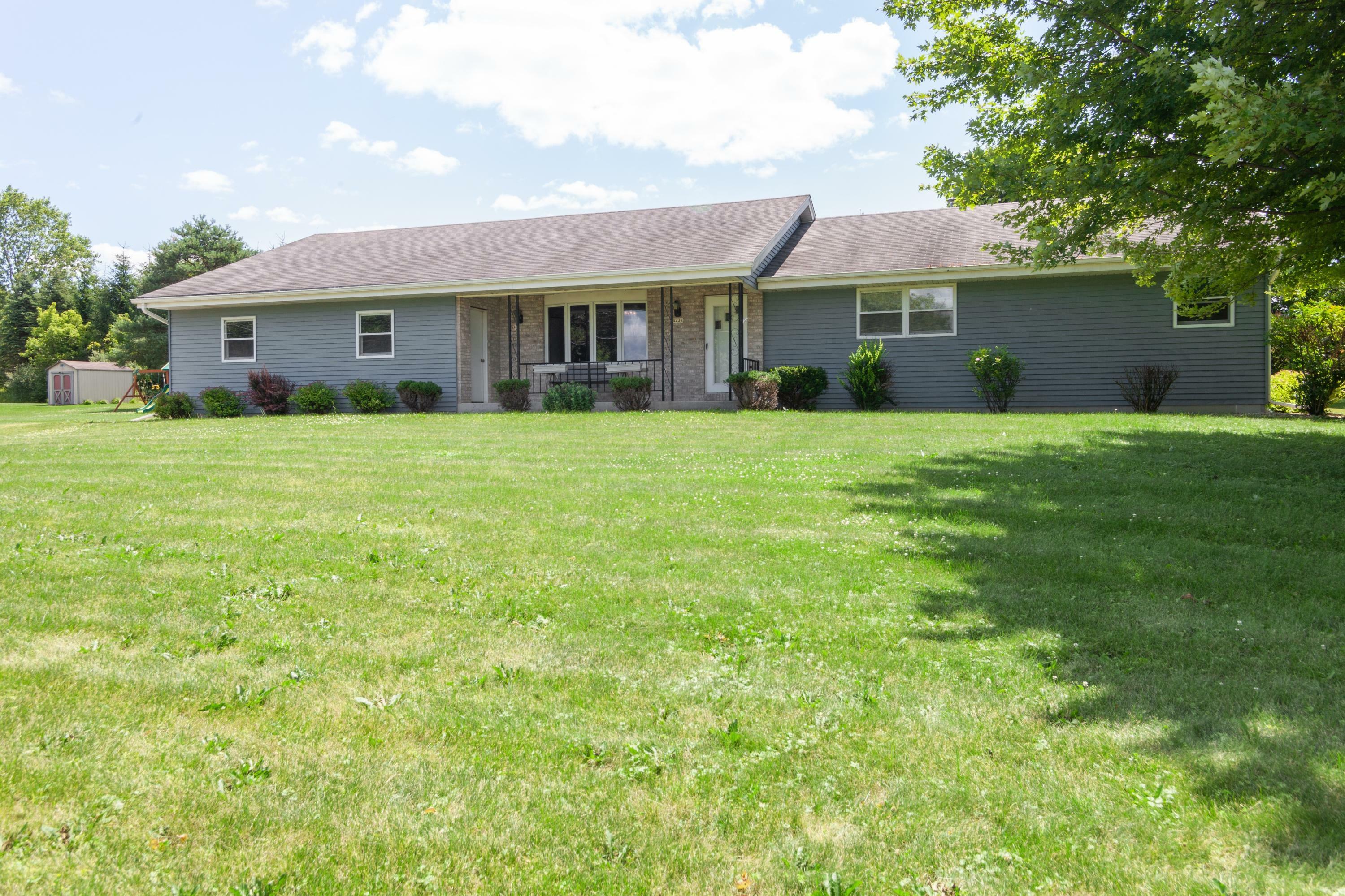 Property Photo:  4238 W Hawthorne Dr  WI 53090 