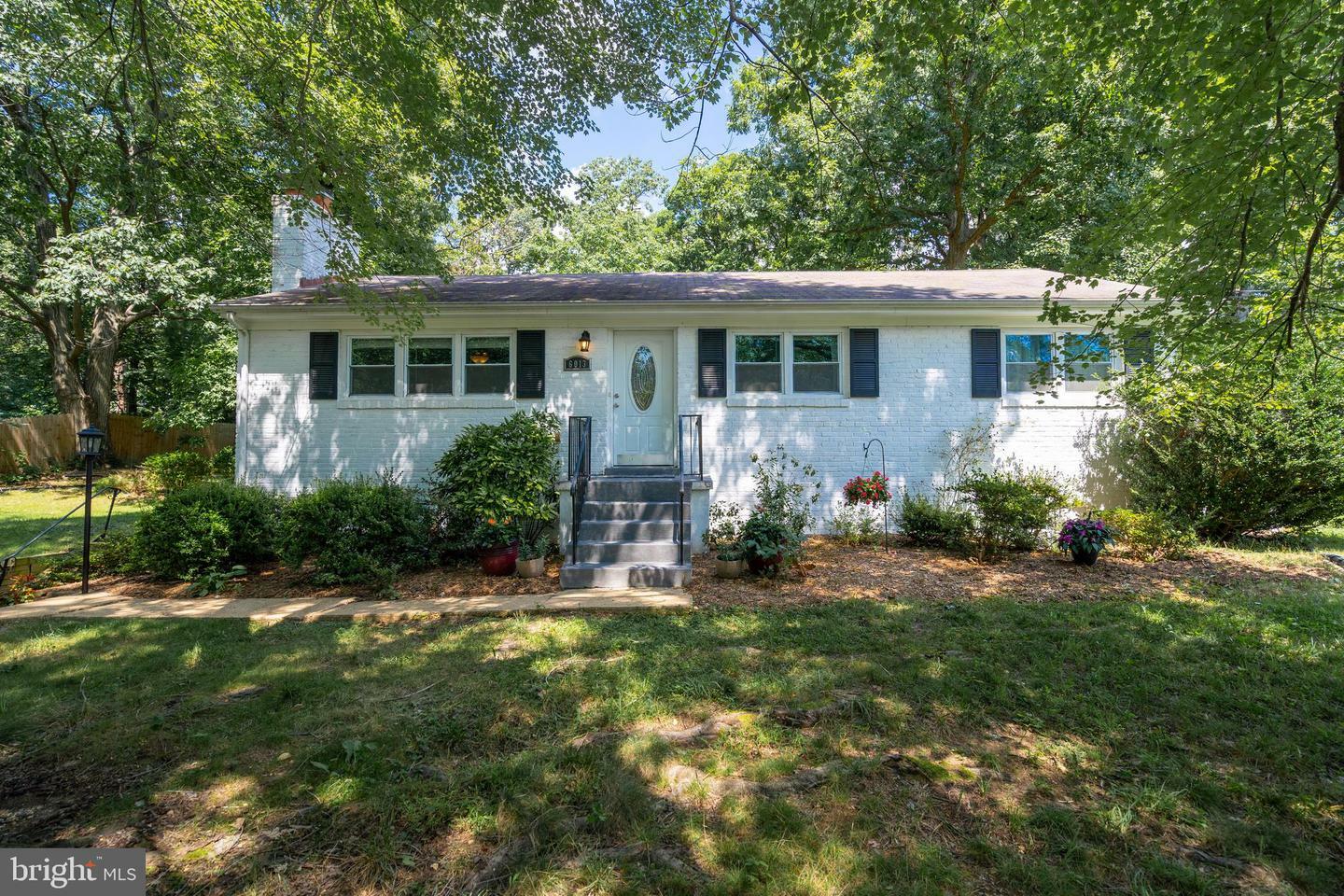 Property Photo: 6013 Saint John Drive VA 22310