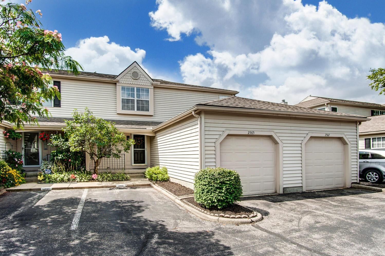 Property Photo: 2565 Gardenia Drive OH 43235
