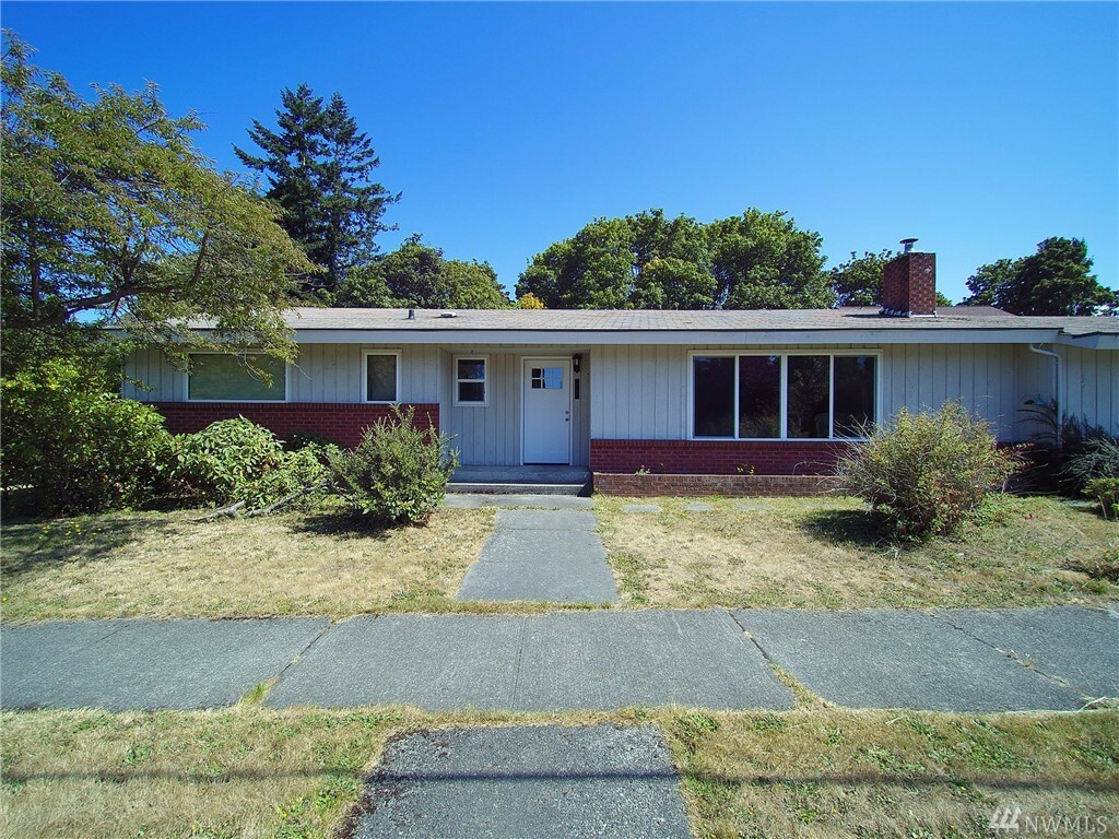 Property Photo:  1107 S Pine St  WA 98362 