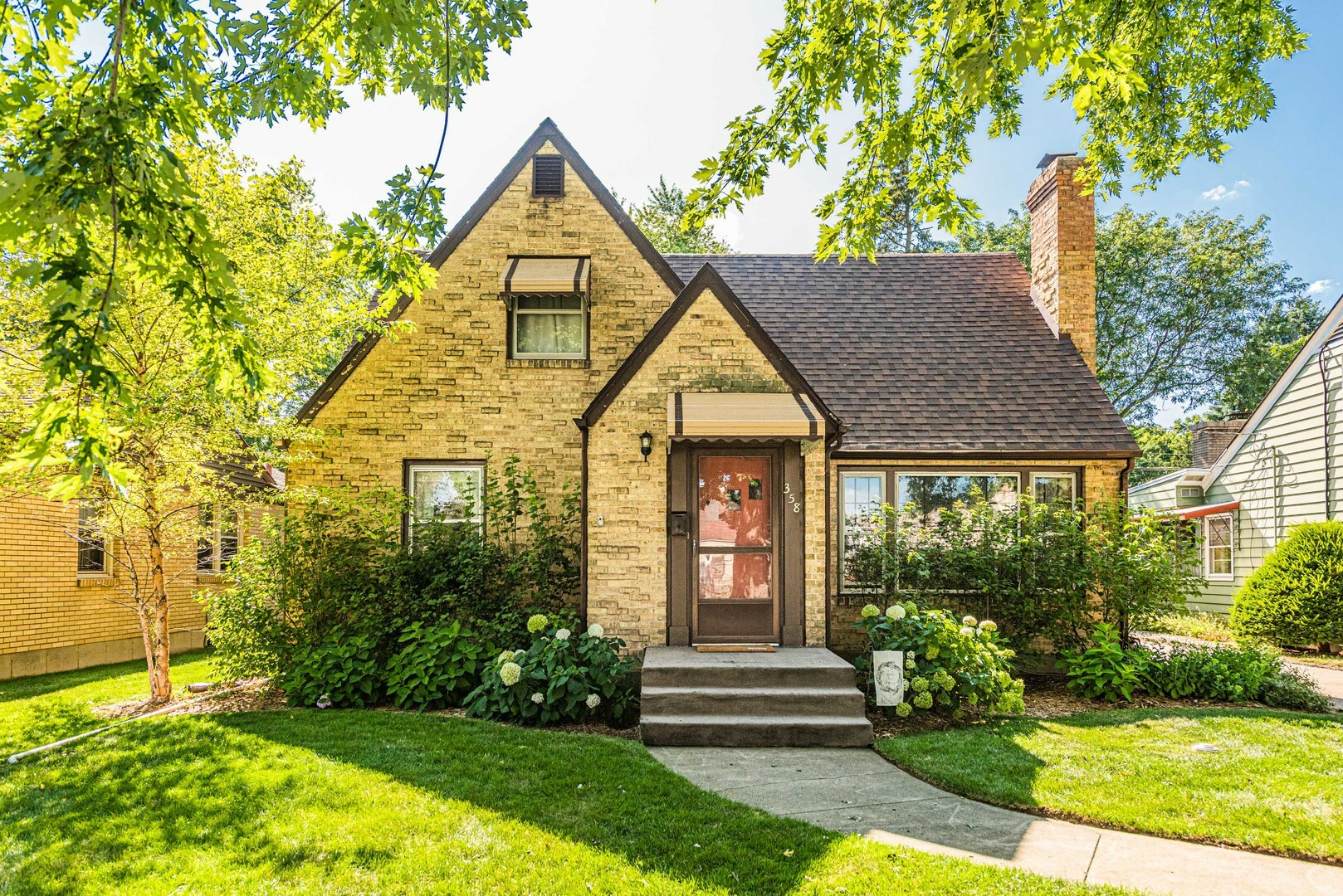 Property Photo: 358 South Commonwealth Avenue IL 60123