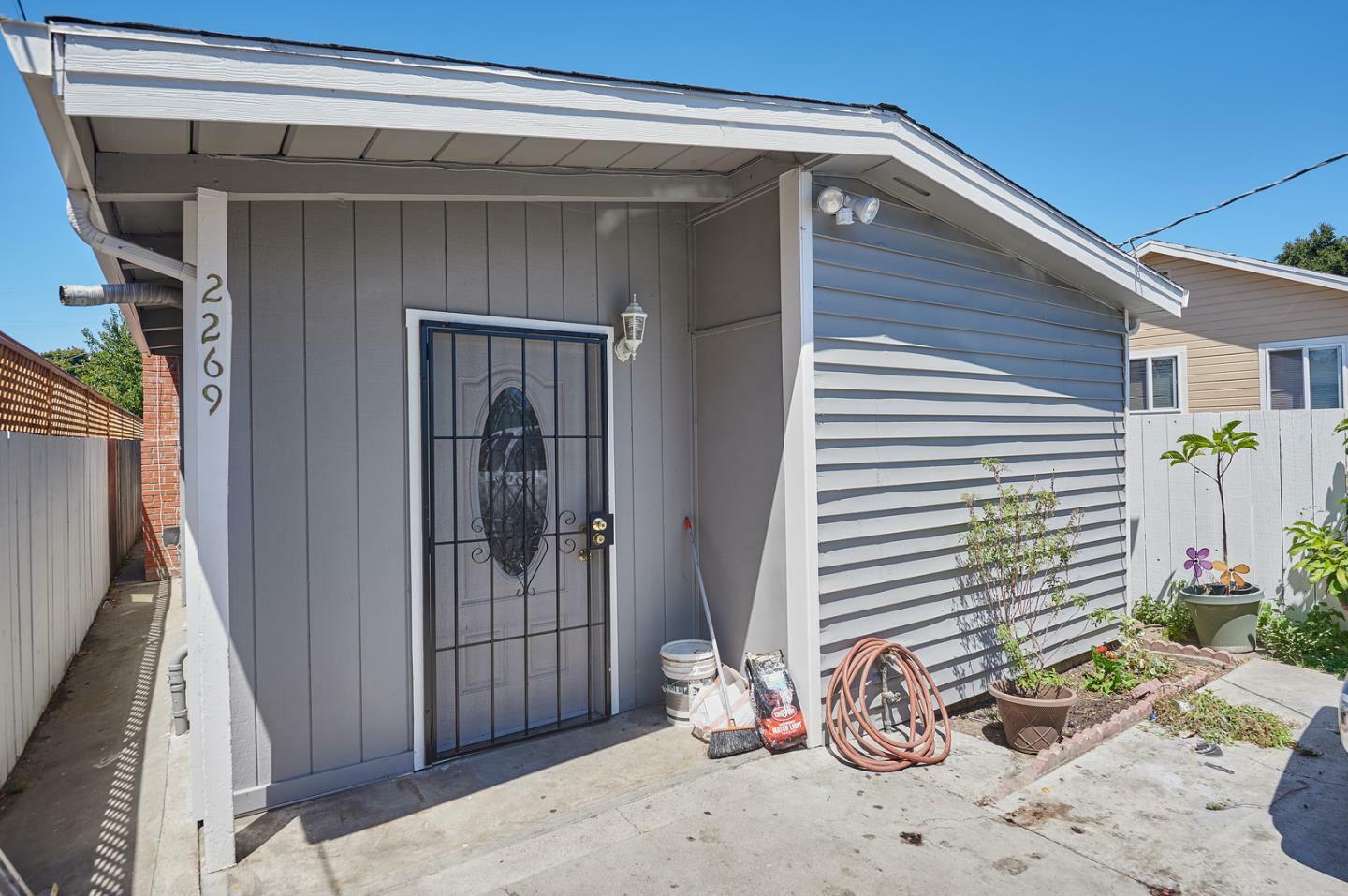 Property Photo:  2269 Glen Way  CA 94303 