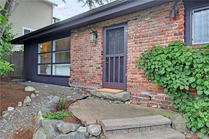 Property Photo:  211 NE 94th St  WA 98115 