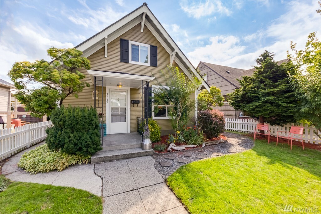 Property Photo: 1717 Colby Ave WA 98201