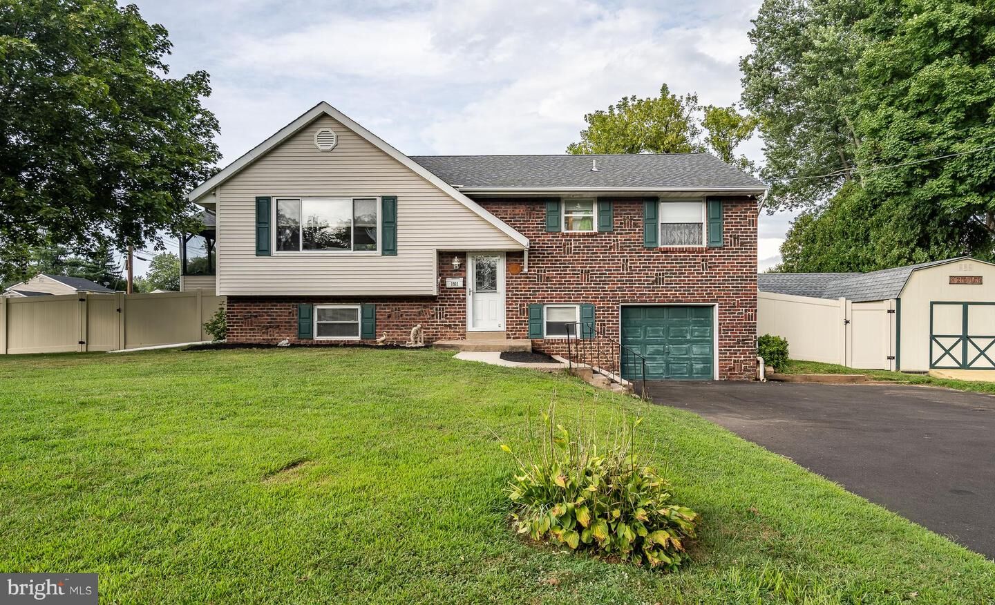 Property Photo:  1911 Carriage Way  PA 18976 