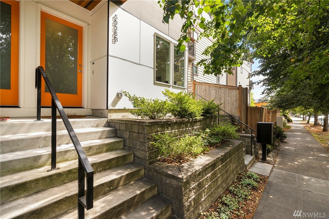 Property Photo:  5936 California Ave SW B  WA 98136 