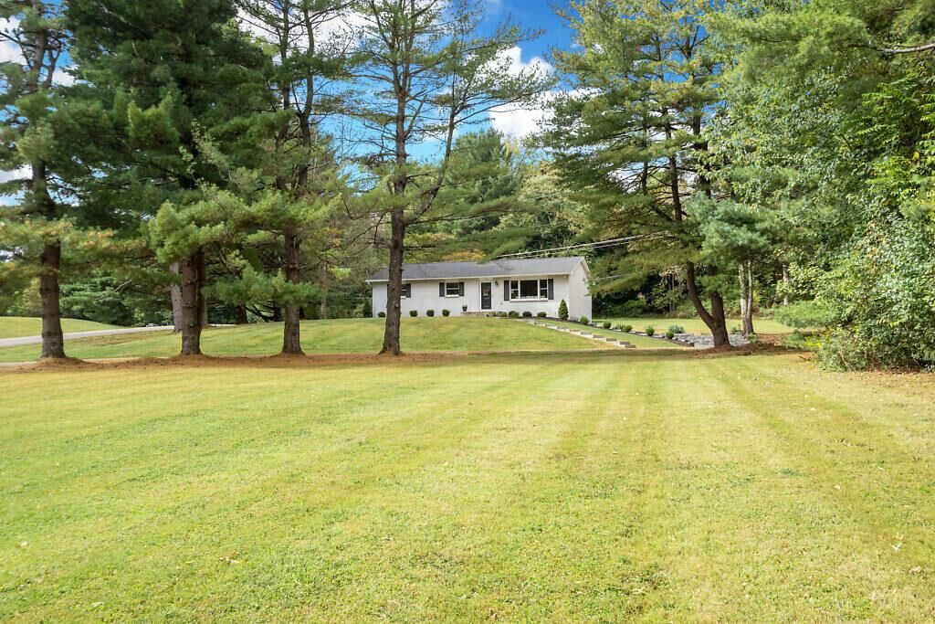 Property Photo:  110 Country Lane  OH 43023 
