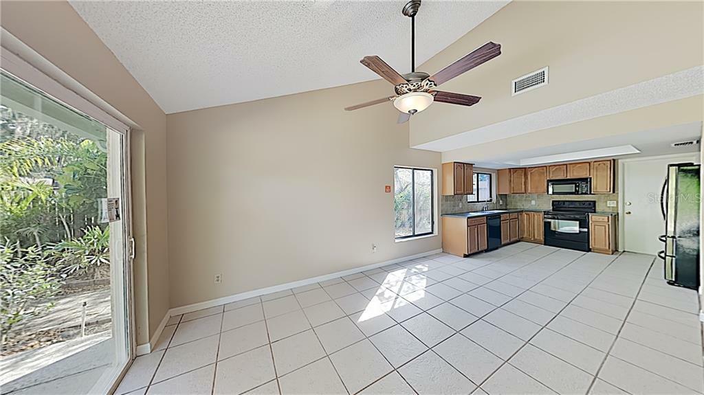 Property Photo:  1402 Sandalwood Drive  FL 33563 