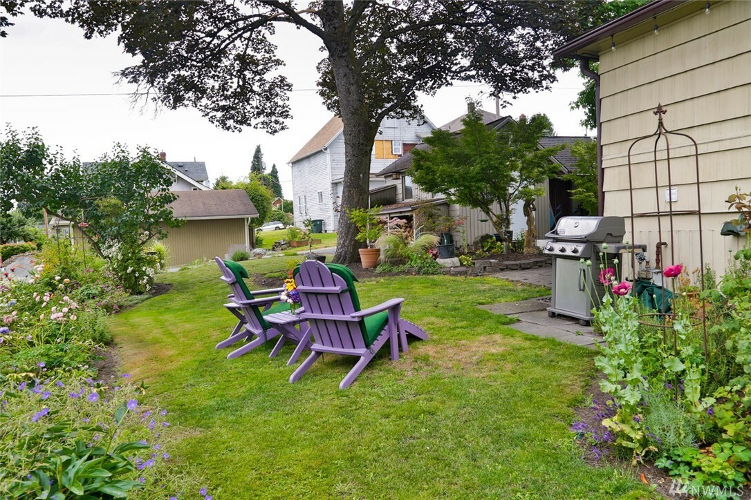 Property Photo:  220 Avenue D  WA 98290 