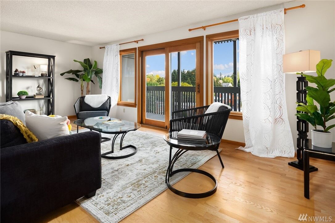 Property Photo:  7064  35th Avenue NE 22  WA 98115 