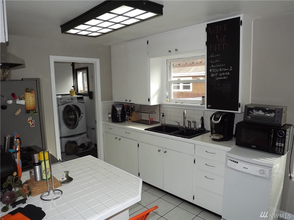 Property Photo:  616 5th Ave S  WA 98032 