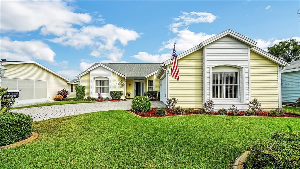 Property Photo:  950 Chula Court  FL 32159 