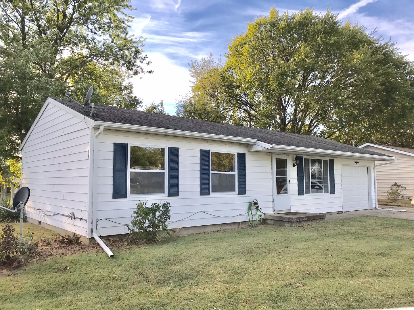 Property Photo:  1046 Oxford Court  IL 61920 