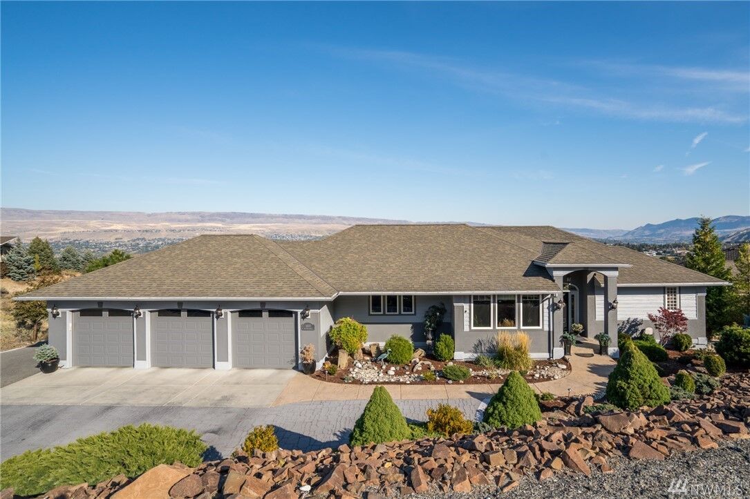 Property Photo: 1600 Skyline Dr WA 98801