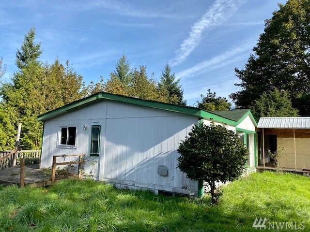 Property Photo:  21611  185th Stct E  WA 98360 