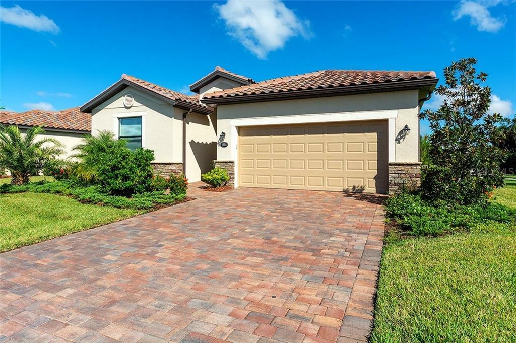 Property Photo: 6504 Willowshire Way FL 34212