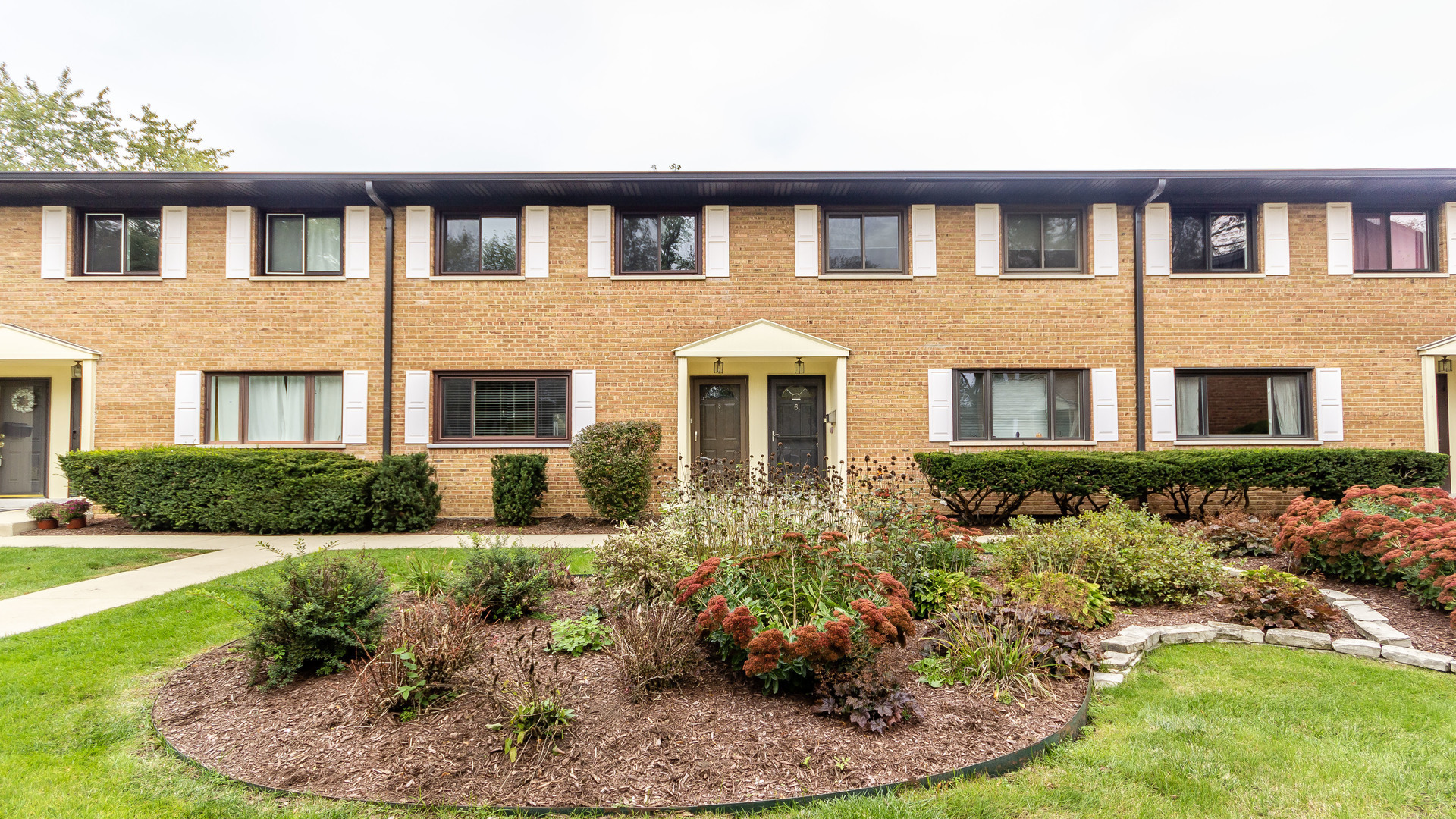 Property Photo: 300 Duane Street 5 IL 60137
