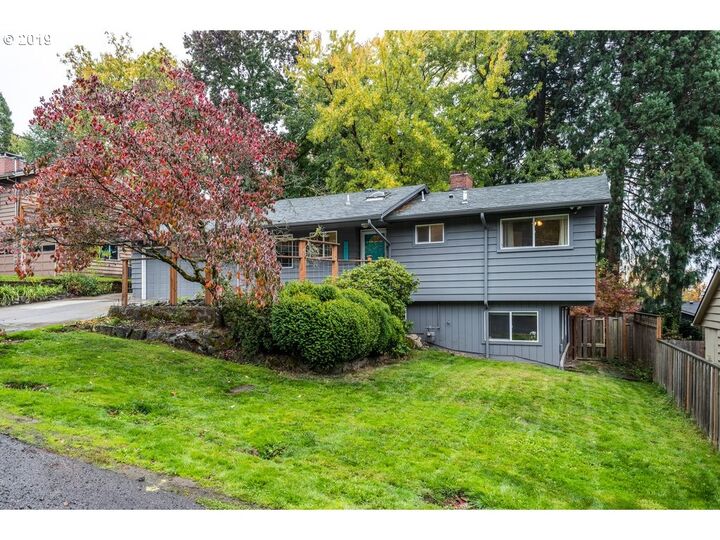 6428 SW Radcliff St  Portland OR 97219 photo